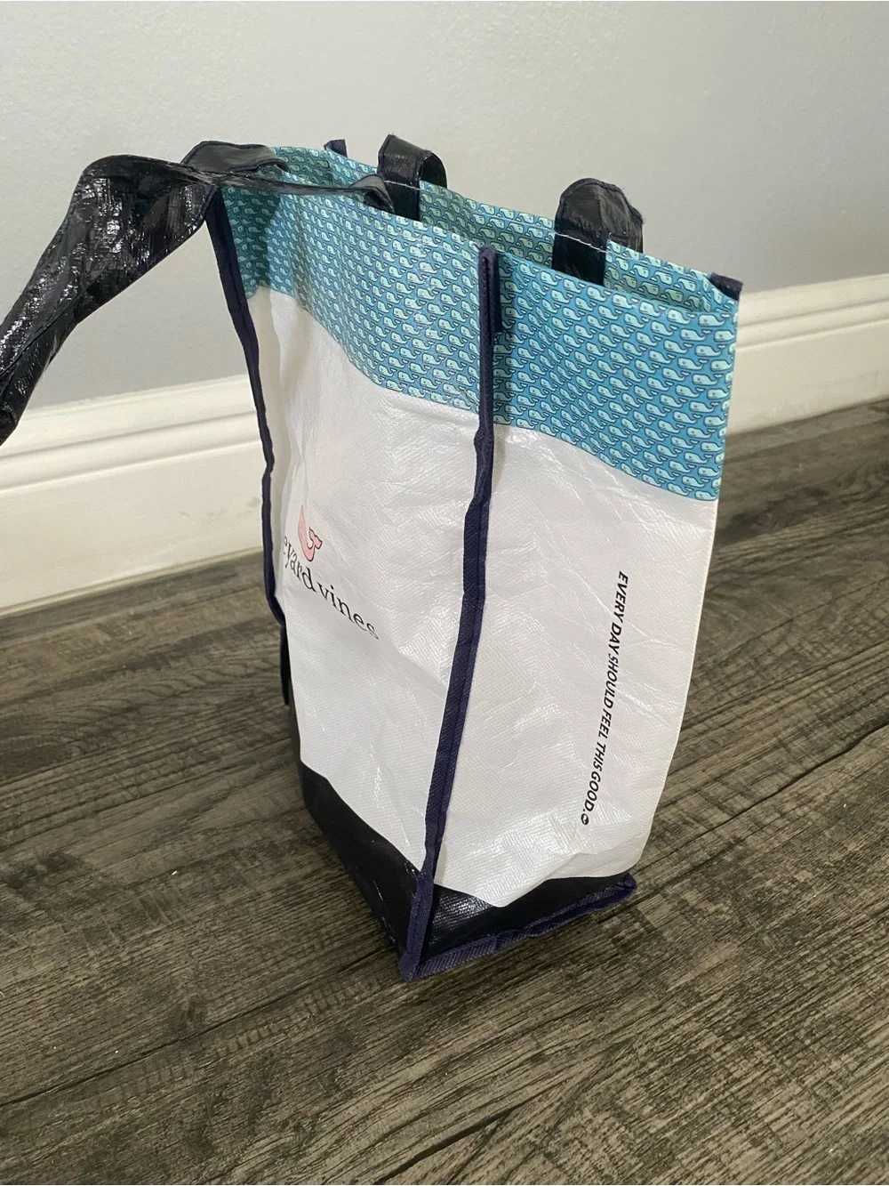 Vineyard Vines Reusable Insulated Tote Bag White Blue Whale Print with Handles